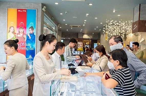 Nhiều người đổ xô đi mua vàng.