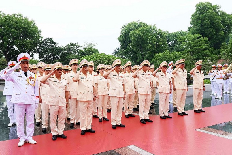 Đoàn đại biểu Đảng ủy Công an Trung ương và Bộ Công an tưởng niệm các Anh hùng liệt sĩ. Đoàn đại biểu Đảng ủy Công an Trung ương và Bộ Công an tưởng niệm các Anh hùng liệt sĩ.