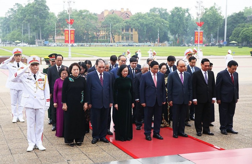 Đoàn đại biểu lãnh đạo Đảng, Nhà nước, Ủy ban Trung ương Mặt trận Tổ quốc Việt Nam bày tỏ lòng biết ơn vô hạn, thành kính tưởng nhớ công lao to lớn của Chủ tịch Hồ Chí Minh đối với sự nghiệp cách mạng của Đảng và dân tộc ta Đoàn đại biểu lãnh đạo Đảng, Nhà nước, Ủy ban Trung ương Mặt trận Tổ quốc Việt Nam bày tỏ lòng biết ơn vô hạn, thành kính tưởng nhớ công lao to lớn của Chủ tịch Hồ Chí Minh đối với sự nghiệp cách mạng của Đảng và dân tộc ta
