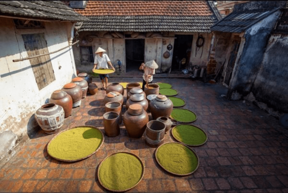 Hình ảnh người dân Đường Lâm đang làm tương