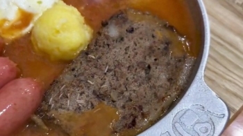 Khách tá hỏa phát hiện pate lúc nhúc giòi ở quán bánh mì chảo