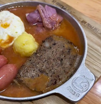 Khách tá hỏa phát hiện pate lúc nhúc giòi ở quán bánh mì chảo