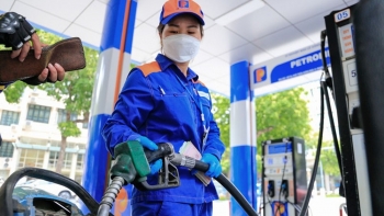 Giá xăng giảm mạnh, RON 95 xuống dưới 24.000 đồng/lít