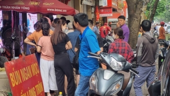 Người Hà Nội xếp hàng dài chờ mua bán vàng
