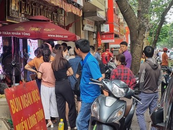 Người Hà Nội xếp hàng dài chờ mua bán vàng