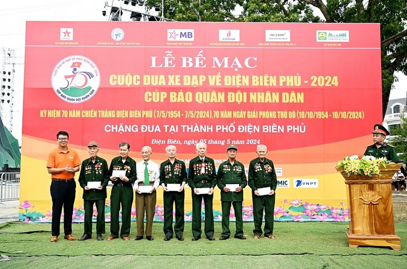 Ông Vũ Mạnh Quý – Giám đốc SHB Sơn La (ngoài cùng bên trái) đại diện ngân hàng trực tiếp thăm hỏi và tri ân tới các Cựu chiến binh Ông Vũ Mạnh Quý – Giám đốc SHB Sơn La (ngoài cùng bên trái) đại diện ngân hàng trực tiếp thăm hỏi và tri ân tới các Cựu chiến binh