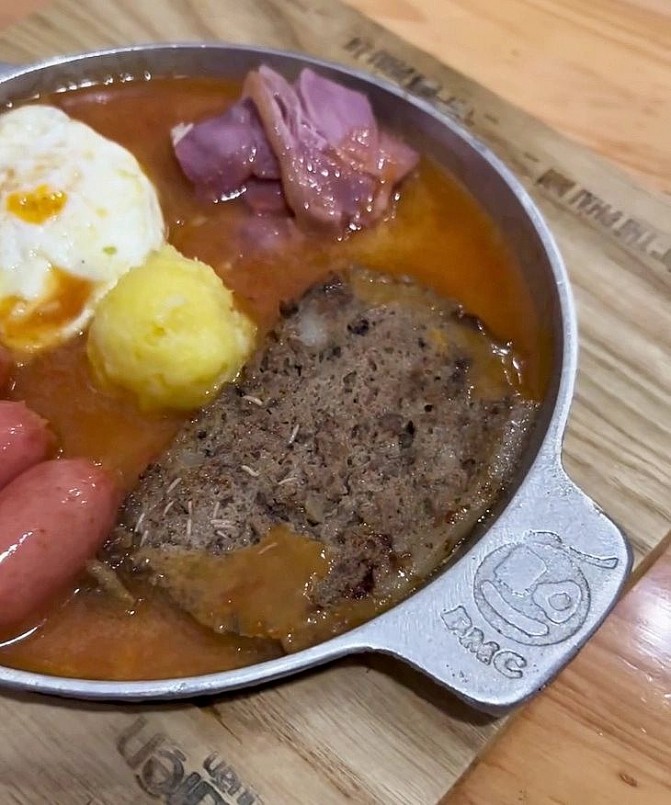 Giòi được phát hiện trong món ăn của cơ sở bánh mỳ chảo Cột Điện Quán ở TP Thái Bình. Ảnh: Cắt từ video Giòi được phát hiện trong món ăn của cơ sở bánh mỳ chảo Cột Điện Quán ở TP Thái Bình. Ảnh: Cắt từ video