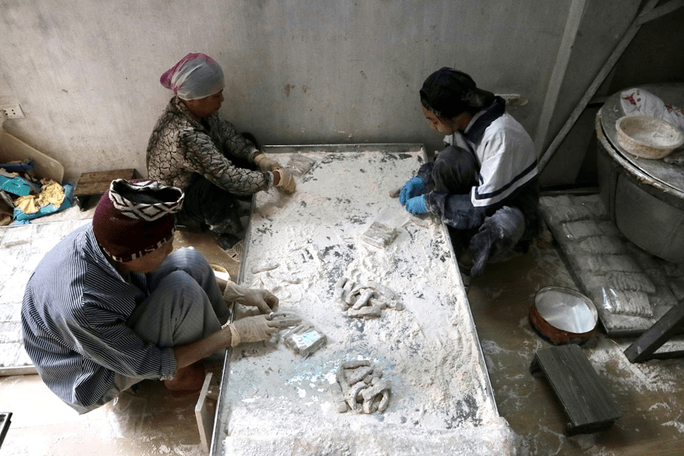 Chè lam được cắt thành các miếng nhỏ Chè lam được cắt thành các miếng nhỏ