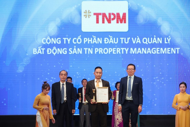 Đại diện Công ty TNPM nhận giải thưởng từ ban tổ chức. Đại diện Công ty TNPM nhận giải thưởng từ ban tổ chức.