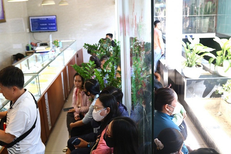 Người dân xếp hàng dài chờ mua bán vàng.