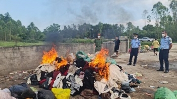 Tiêu huỷ hơn 1.200 sản phẩm quần áo không rõ nguồn gốc, xuất xứ