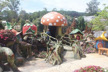 Khám phá làng Cổ Tích và hầm rượu vang độc đáo tại xứ sở ngàn hoa