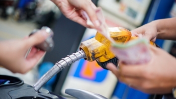 Giá xăng RON 95 tăng lên hơn 23.000 đồng/lít