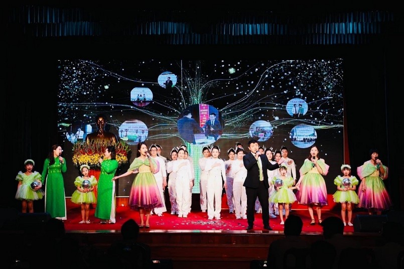 Đội “Gieo Mầm” của Chi bộ 7(DVKHTN), Chi bộ 2 (Kế toán), Chi bộ 17 (KHDN2) – Vietcombank Sở giao dịch tại Cuộc thi “Hiệu triệu khát vọng” tháng 8/2023.