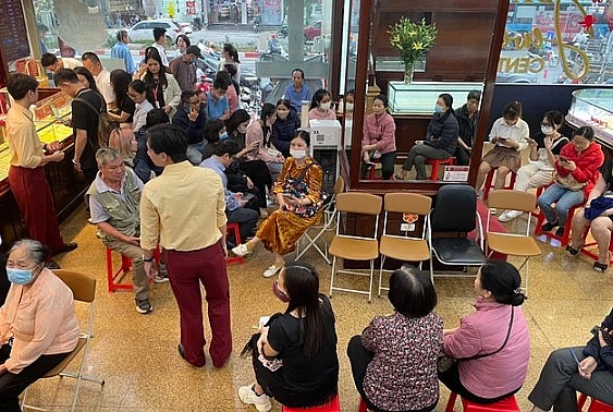 Người dân xếp hàng mua bán vàng khi giá lập đỉnh.