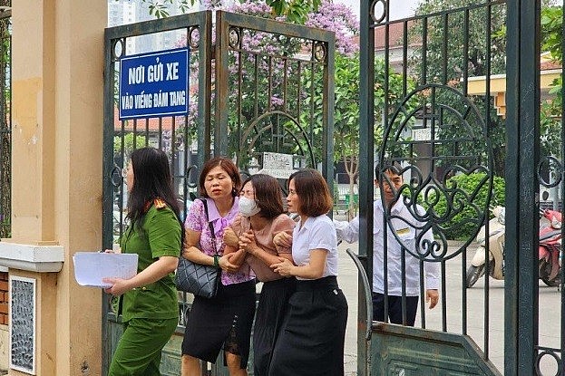 Người thân nạn nhân có mặt tại nhà tang lễ Cầu Giấy. Ảnh: Phi Hùng Người thân nạn nhân có mặt tại nhà tang lễ Cầu Giấy. Ảnh: Phi Hùng