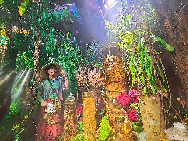 Du khách tham quan các sản phẩm từ sâm. Ảnh: VGP/LA