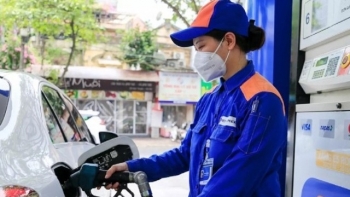 Giá xăng RON 95 giảm mạnh, xuống dưới 23.000 đồng/lít
