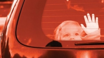 Trẻ cần làm gì khi bị bỏ quên trên xe