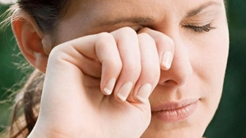 Dụi mắt tiềm ẩn nhiều nguy cơ cho sức khoẻ đôi mắt