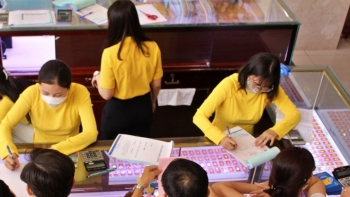 Giá vàng SJC lao dốc về mốc 83 triệu đồng/lượng, người mua lỗ nặng