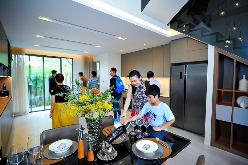 Khách hàng tìm hiểu một dự án nhà phố tại Bình Dương Khách hàng tìm hiểu một dự án nhà phố tại Bình Dương