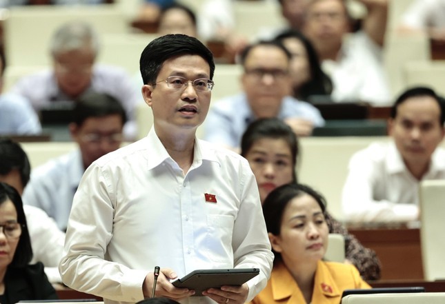 Đại biểu Đỗ Chí Nghĩa (Đoàn Phú Yên) nêu câu hỏi chất vấn.