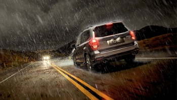 Ô tô - Nơi trú ẩn an toàn giữa cơn giông sét dữ dội?