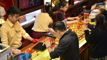 Giá vàng miếng SJC giảm sâu, có nên mua lúc này?