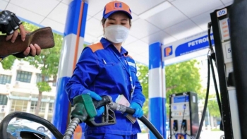 Giá xăng giảm về dưới 22.000 đồng/lít