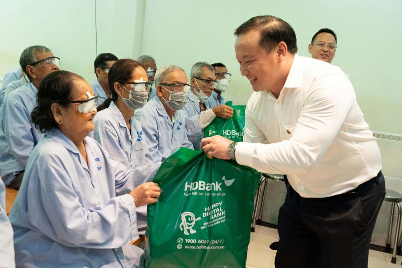 Đại diện HDBank tặng quà cho bà con Đại diện HDBank tặng quà cho bà con