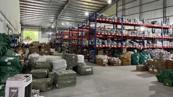 Hà Nội phát hiện kho hàng lớn chứa 2.000 máy tính bảng, điện thoại nghi nhập lậu