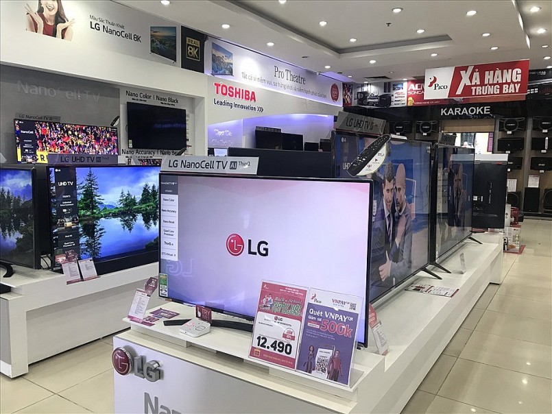 Nhiều cửa hàng điện máy giảm giá mạnh mặt hàng tivi để giải phóng hàng tồn. Ảnh minh hoạ