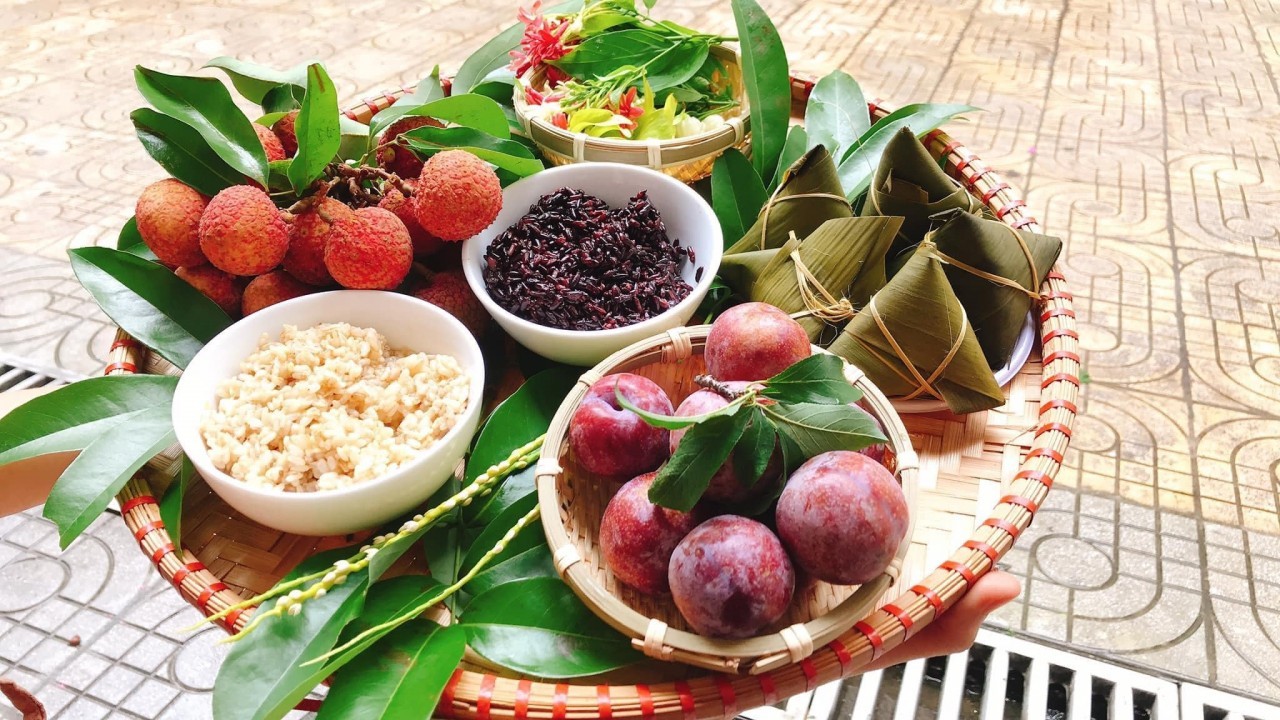 Mâm cỗ cúng Tết Đoan Ngọ.