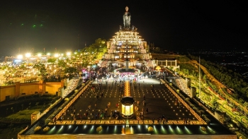 Núi Bà Đen, Tây Ninh lập kỷ lục Việt Nam với 55.000 ngọn đăng được dâng trong Lễ vía Bà