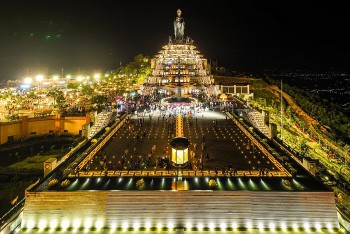 Núi Bà Đen, Tây Ninh lập kỷ lục Việt Nam với 55.000 ngọn đăng được dâng trong Lễ vía Bà