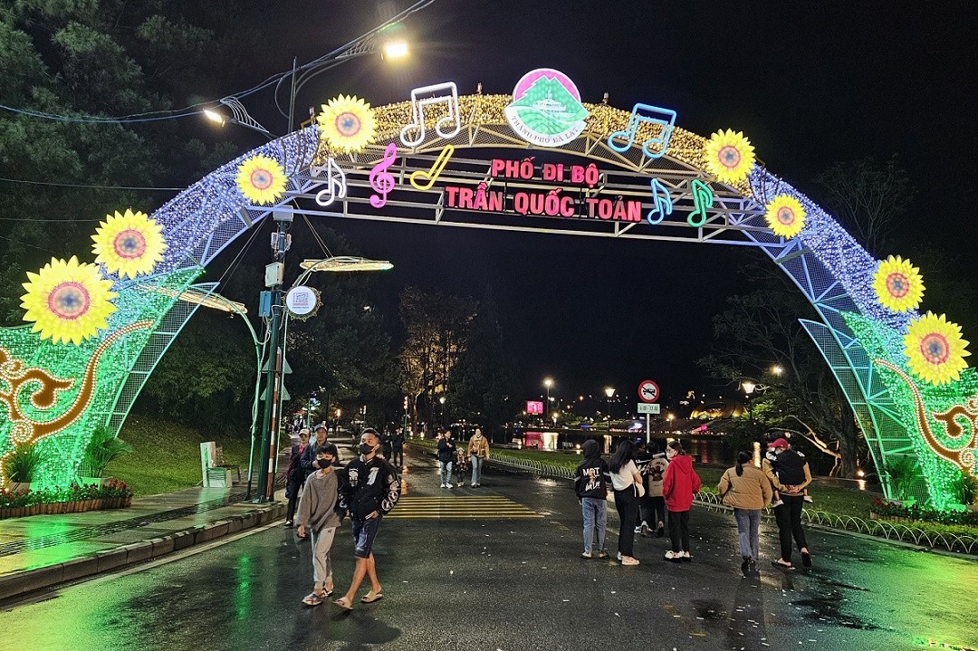 Đà Lạt vừa khai trương phố đi bộ để phát triển kinh tế ban đêm.