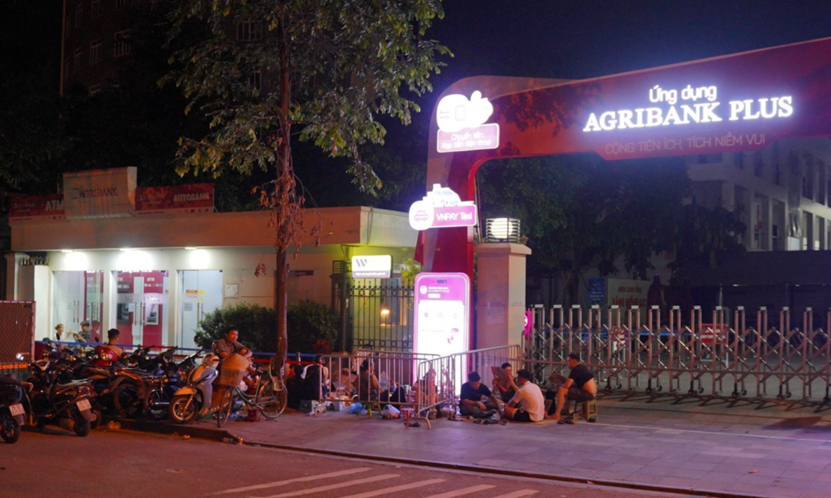 Người dân xếp hàng trước cổng chi nhánh ngân hàng Agribank