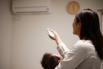 Trẻ bị sốt có nằm được điều hòa không?