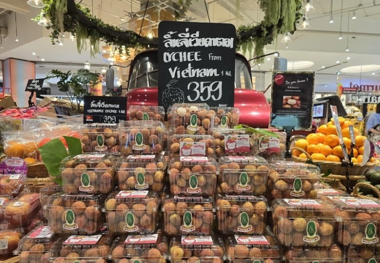 Những hộp vải tươi Việt Nam đầu tiên được bày bán tại siêu thị Gourmet Market ở Bangkok ngày 15/6 trong mùa vải năm nay. (Ảnh: Huy Tiến/TTXVN)