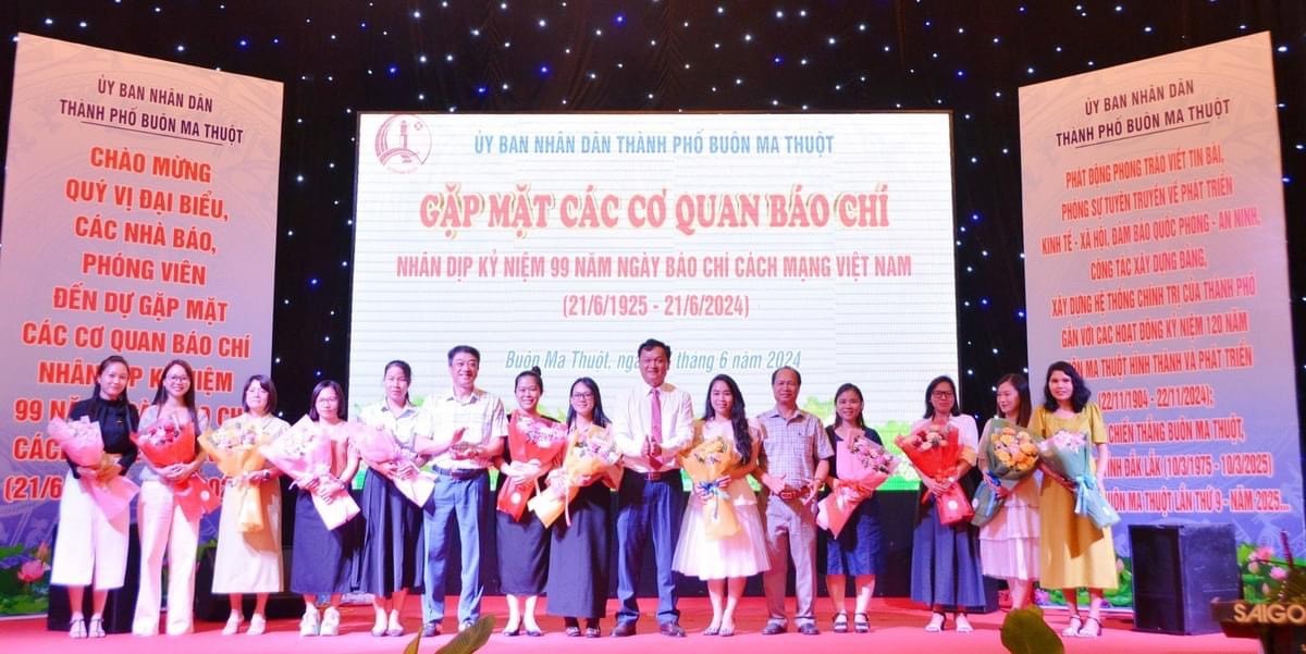 Lãnh TP Buôn Ma Thuột tặng hoa chúc mừng các nhà báo.