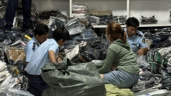 Thu giữ 10 tấn hàng phục vụ livestream được ngụy trang bên trong quán tạp hóa ở Cà Mau