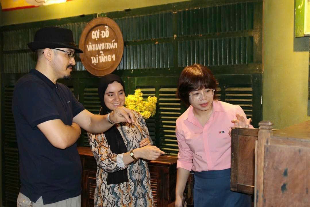 Nhà báo Lê Thị Hồng Lý (bìa phải). Nhà báo Lê Thị Hồng Lý (bìa phải).