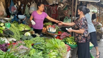 Cách nào ngăn giá hàng hóa tăng theo lương?