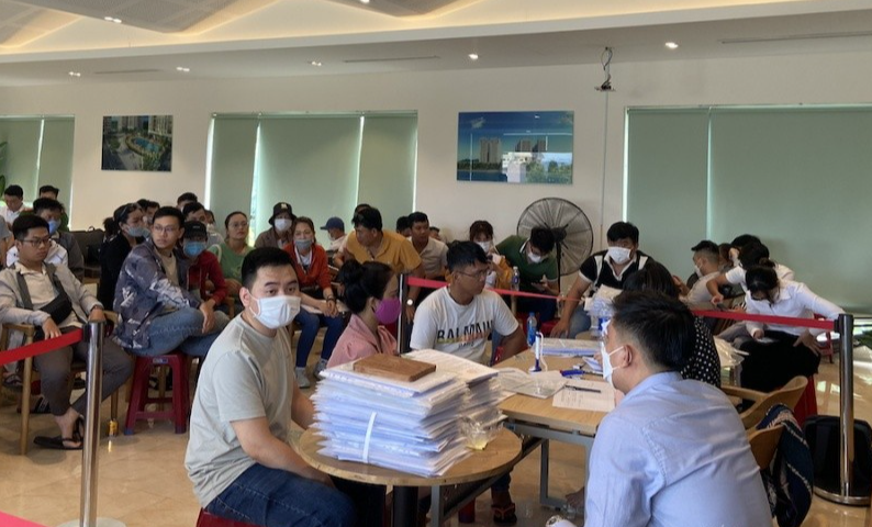 Người dân xếp hàng chờ mua nhà ở xã hội.