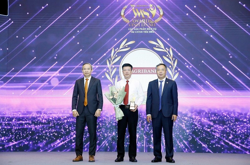 Ông Lương Quốc Toàn, Phó Trưởng ban Khách hàng cá nhân - Đại diện Agribank nhận vinh danh Giải pháp tài chính cá nhân sáng tạo
