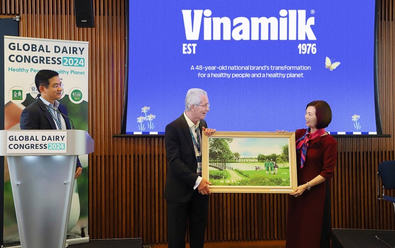  Đại diện Vinamilk trao tặng bức tranh trang trại Green Farm của Vinamilk đến chủ tịch hội nghị sữa toàn cầu - ông Richard Hall (bên trái)