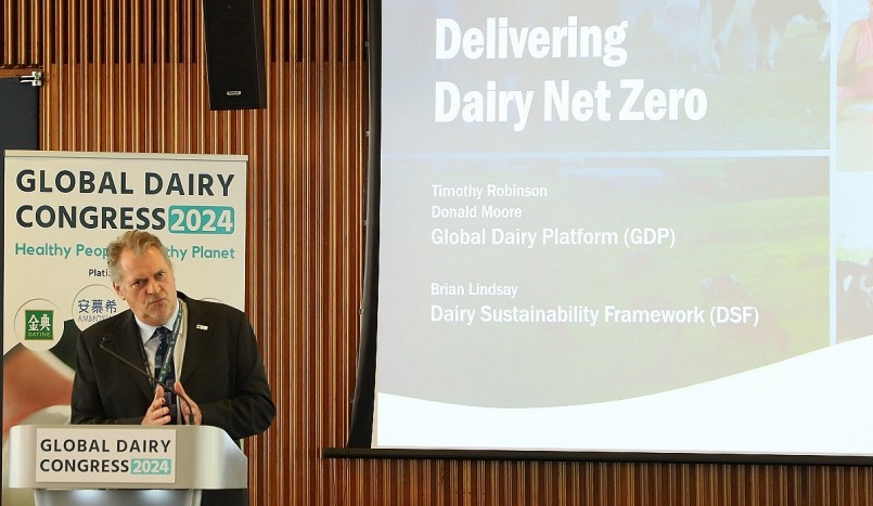 Ông Timothy Robinson trình bày về chủ đề Net Zero của ngành sữa, nhấn mạnh vai trò dẫn dắt của các quốc gia và doanh nghiệp lớn