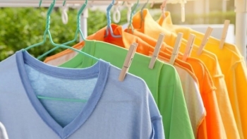 Phơi quần áo mặt trái hay mặt phải thì tốt hơn?