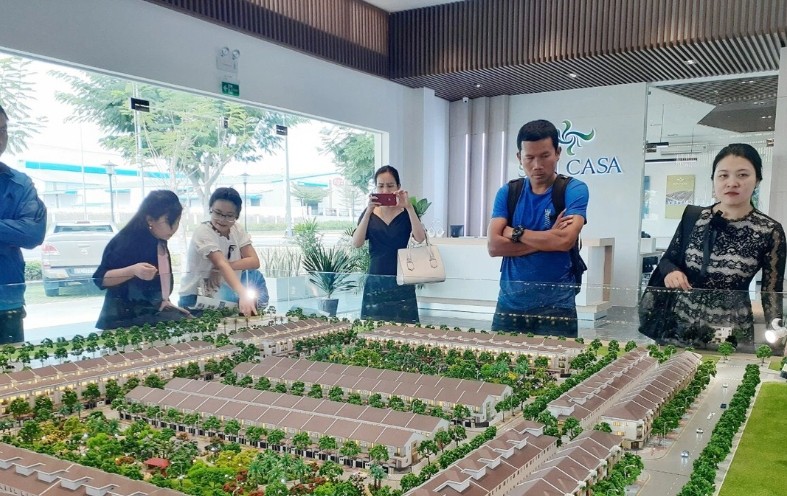 Nhà đầu tư tìm hiểu một dự án bất động sản.